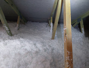 Zateplení stropu novostavby rodinného domu pomocí foukané izolace